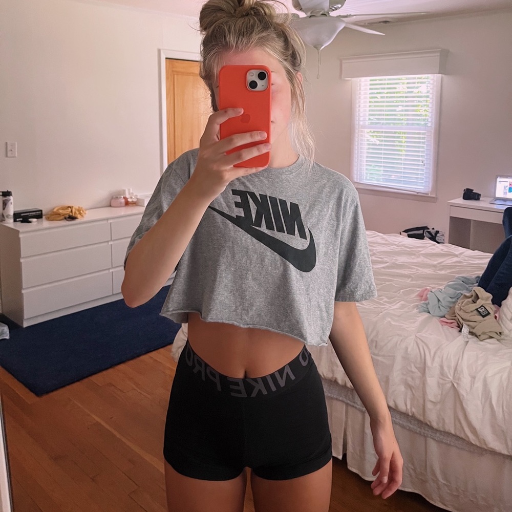 nike cropped tee